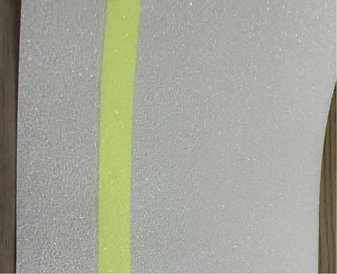 Liukua anti-fluoresoiva teippi